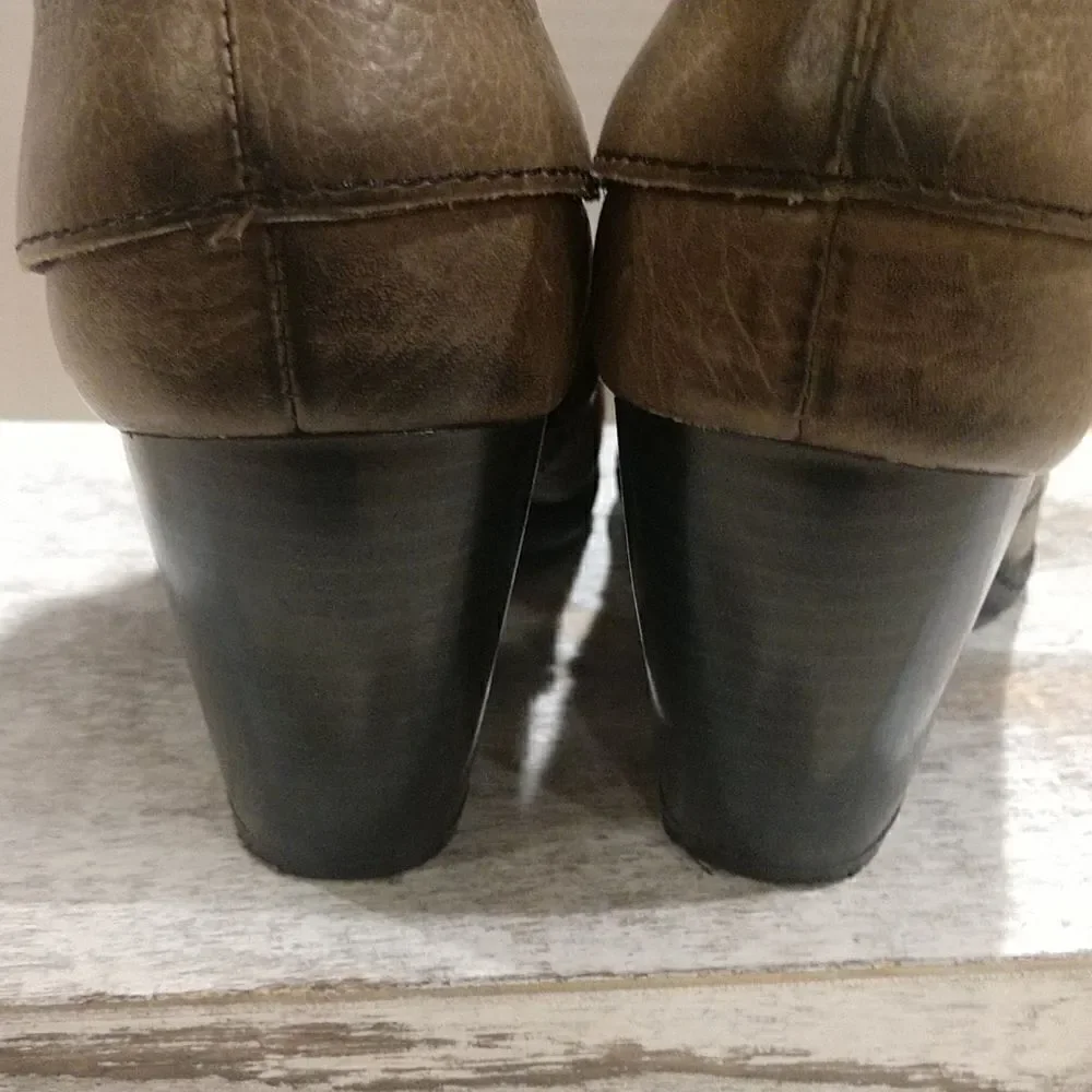 👍 Born Tan Distressed Booties Size 36.5.    S1